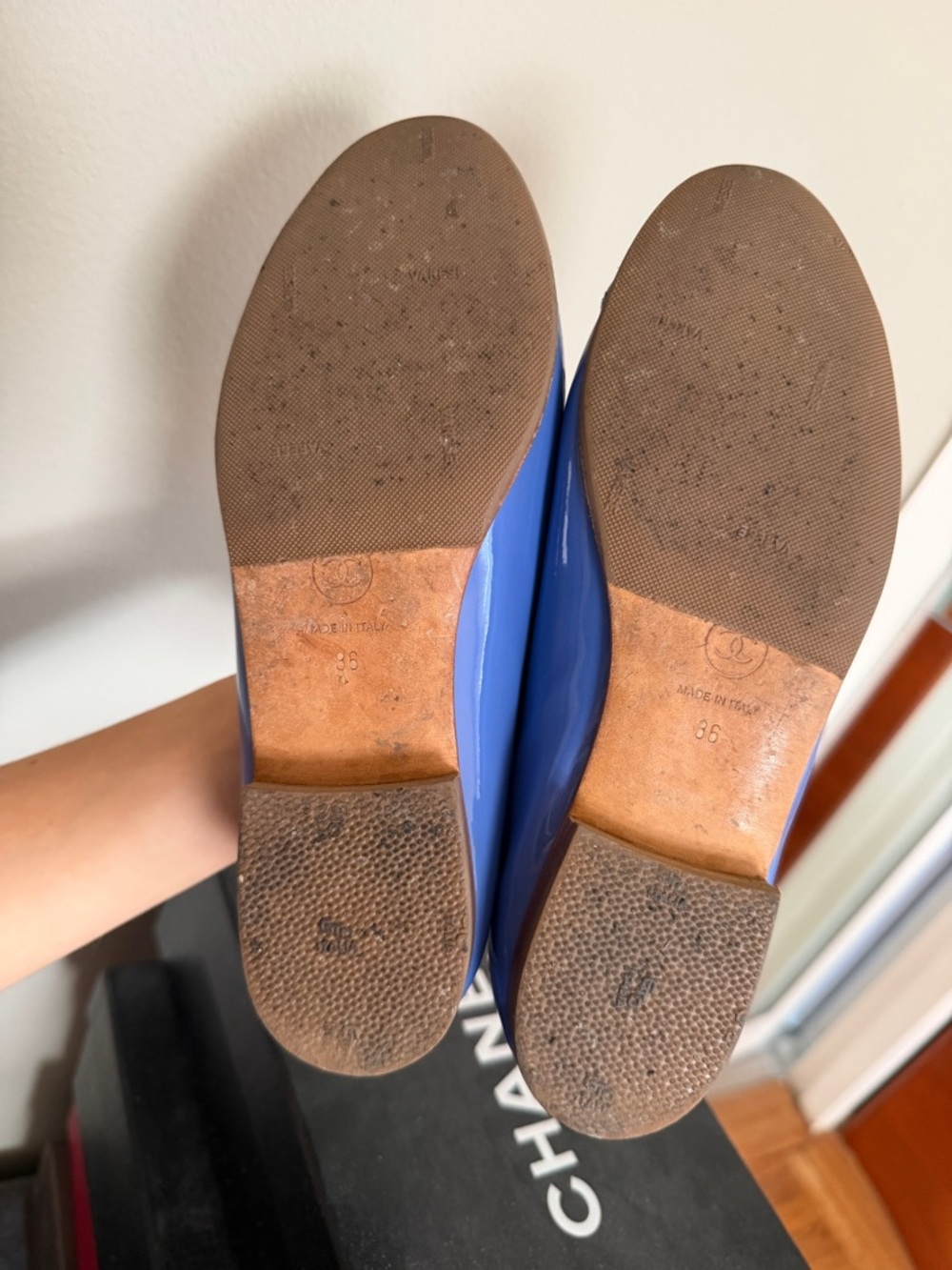 CHANEL Blue Patent Leather CC Logo Ballet Flats with Bow - Picture 3 of 4